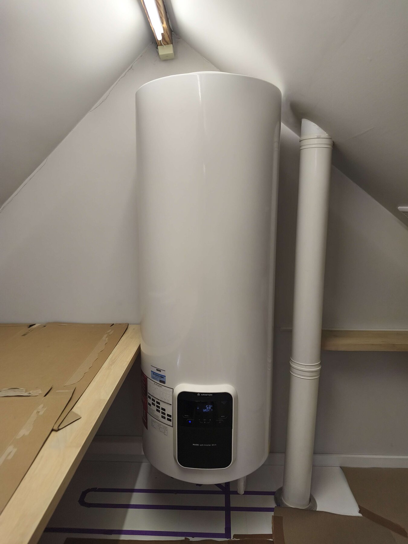 Ariston-warmtepompboiler op de verdieping boven de bestaande gasketel in Brugge